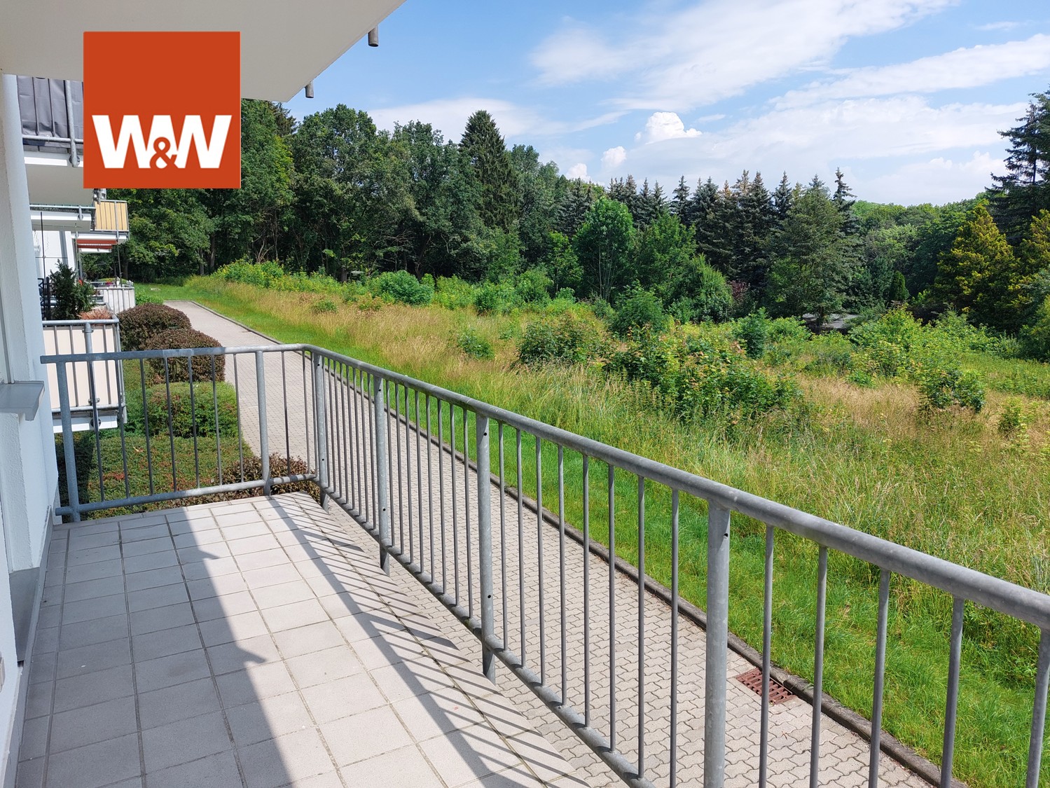 Großer Balkon mit Blick ins Grüne