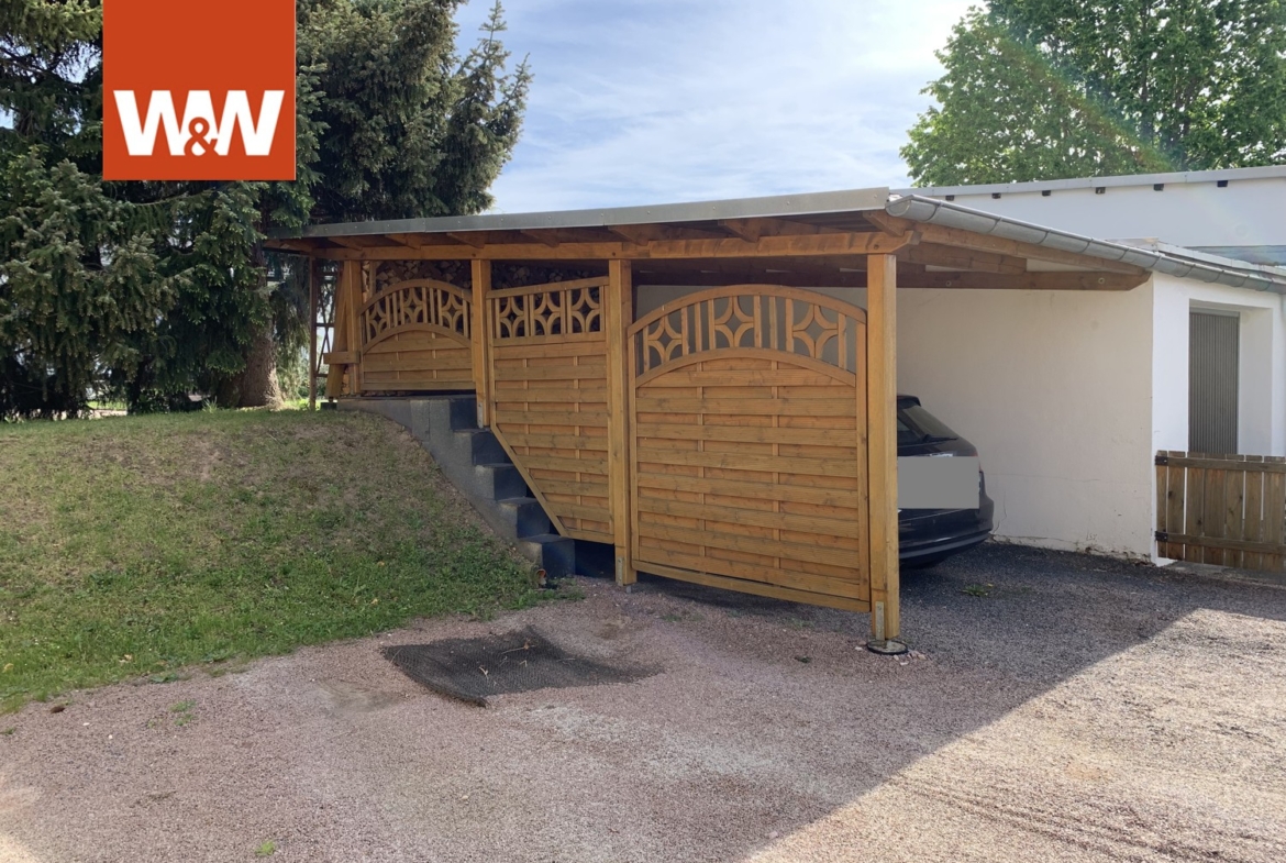 Carport und links daneben 2 weitere Stellplätze