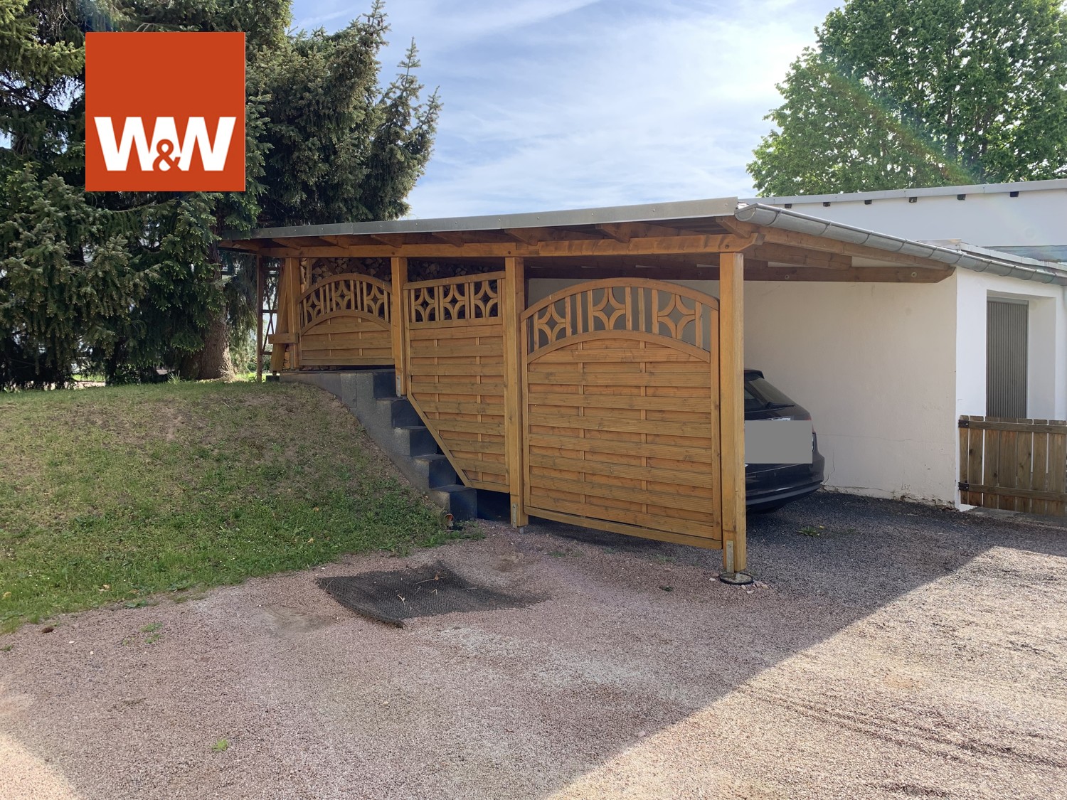 Carport und links daneben 2 weitere Stellplätze