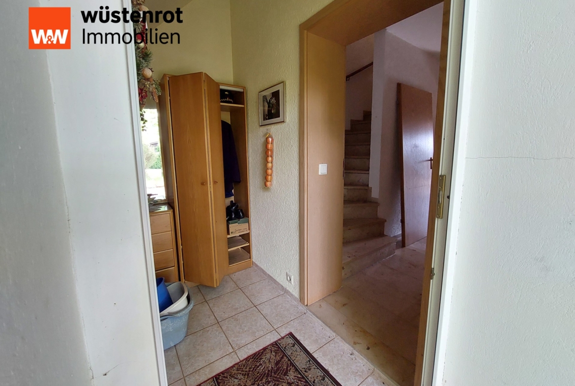 EG: Windfang mit Blick in den Flur