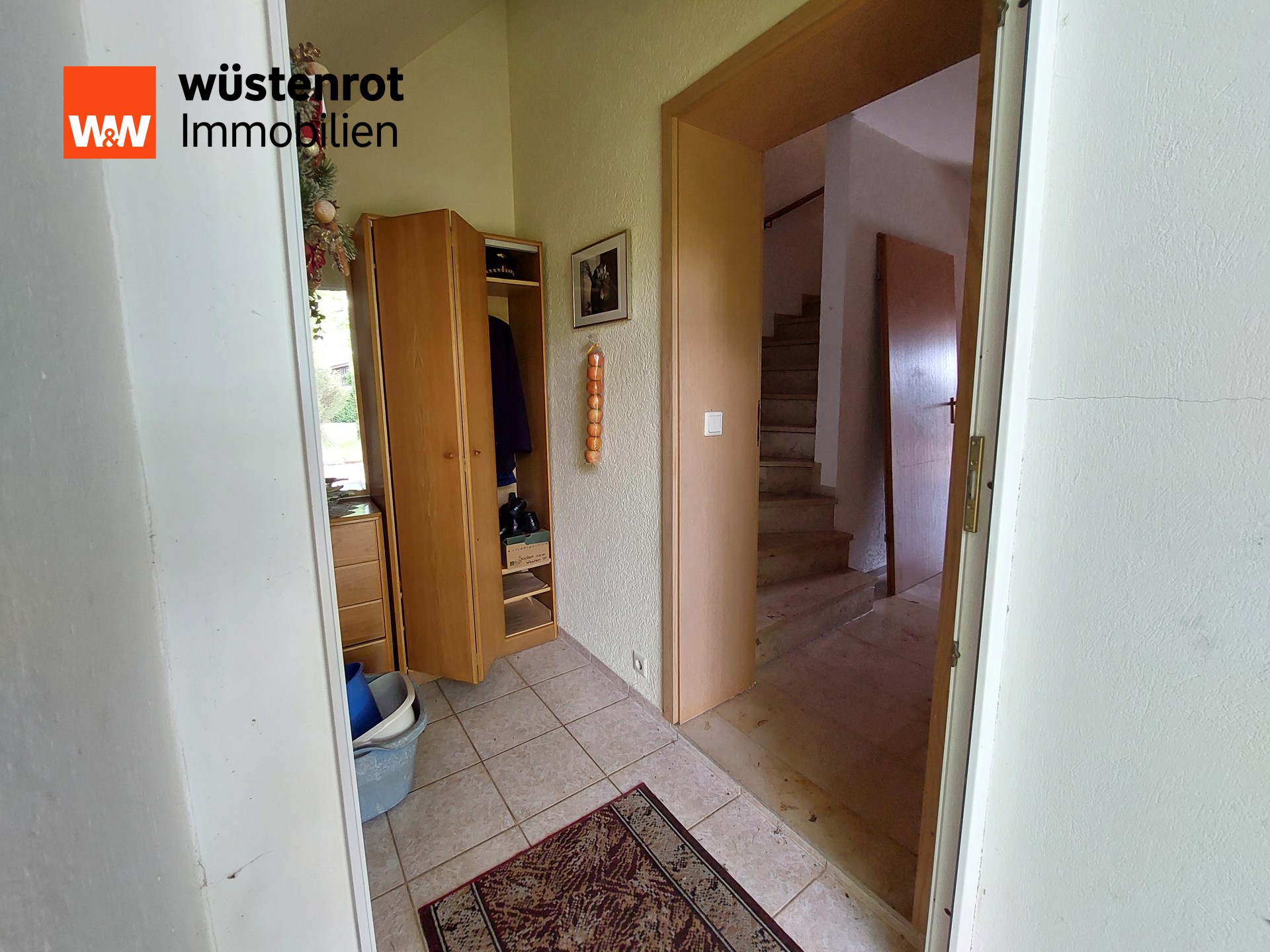 EG: Windfang mit Blick in den Flur