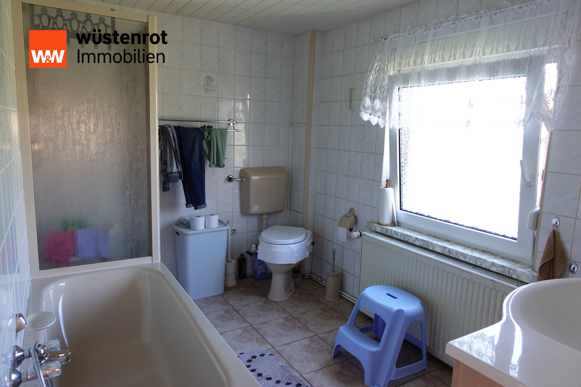 Bad mit Wanne und Dusche