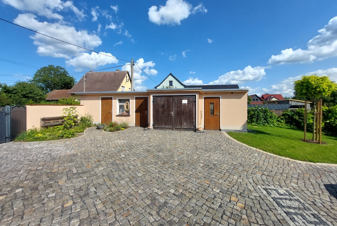 Innenhof und Nebengebäude