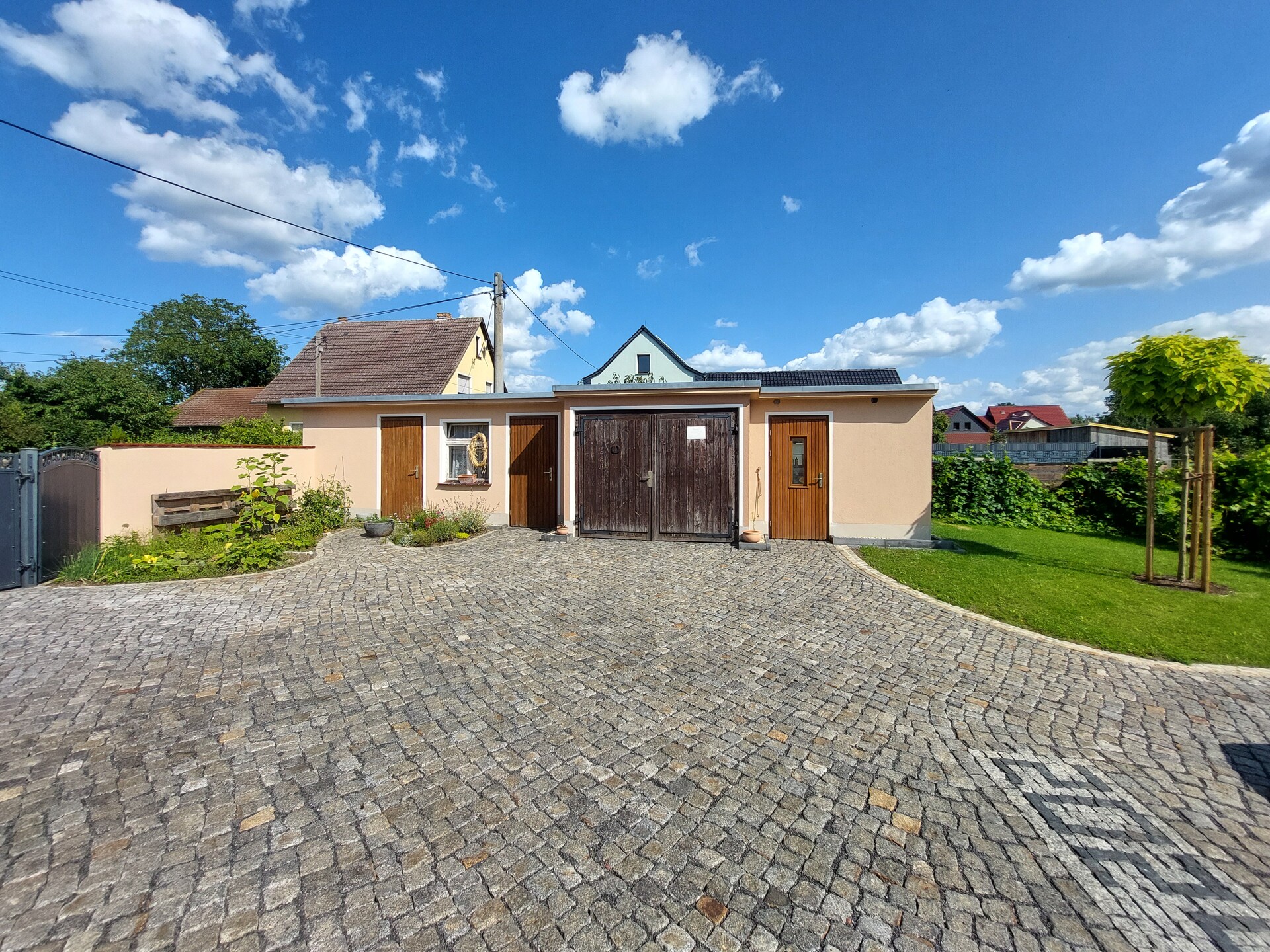 Innenhof und Nebengebäude