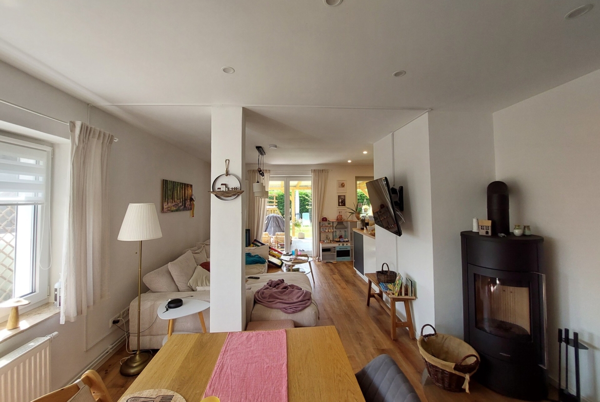 EG: Wohn- und Essbereich mit Kamin