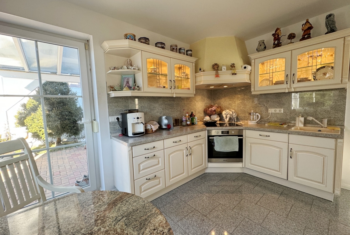 Küche mit Zugang zur Terrasse