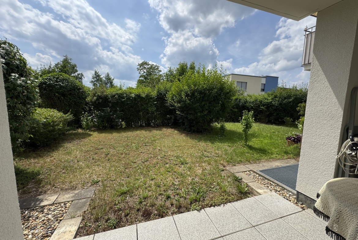 Blick vom Wohnzimmer zur Terrasse