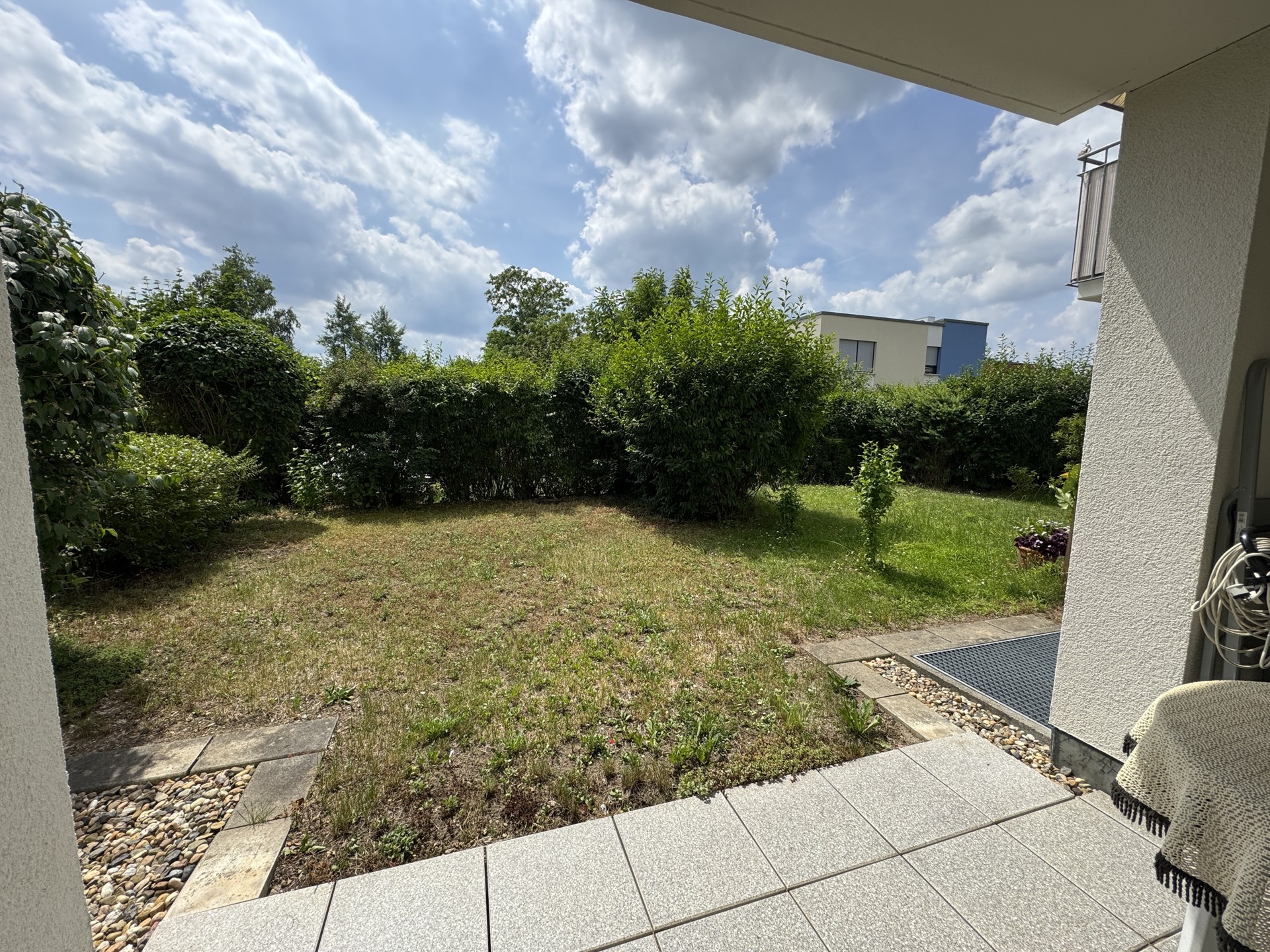 Blick vom Wohnzimmer zur Terrasse