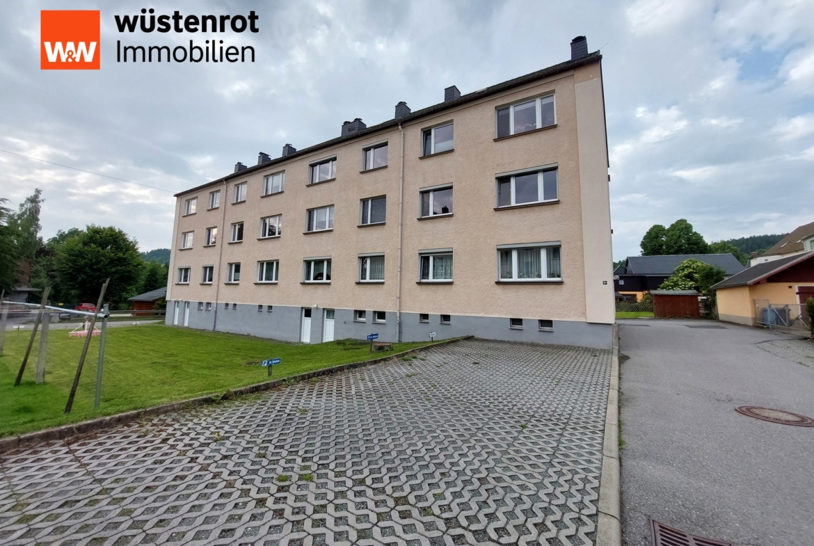 Hausansicht mit Stellplätzen