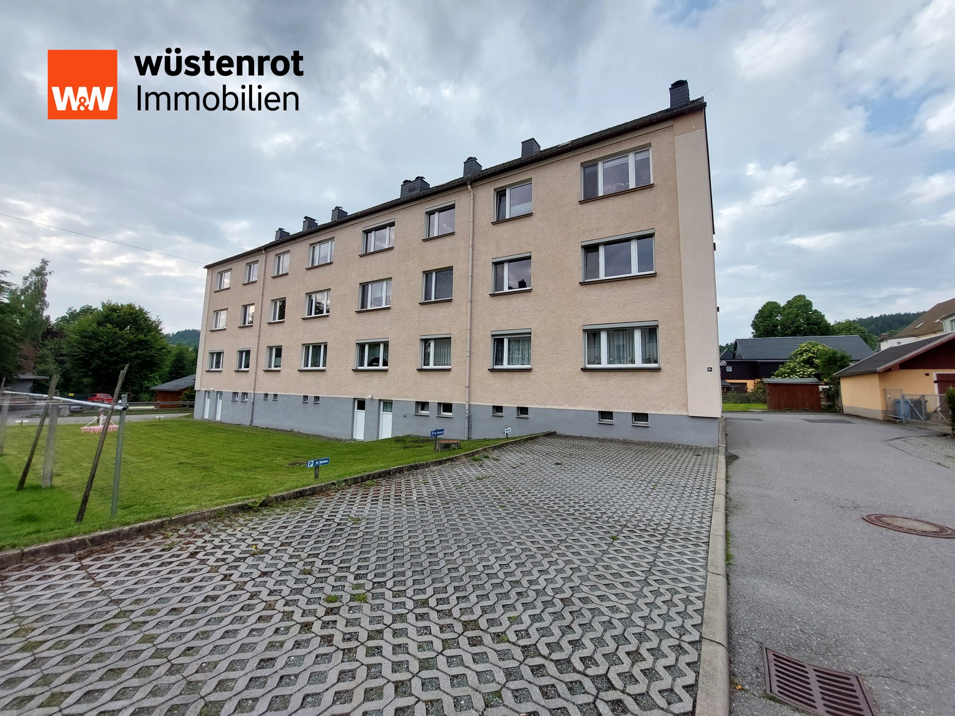 Hausansicht mit Stellplätzen