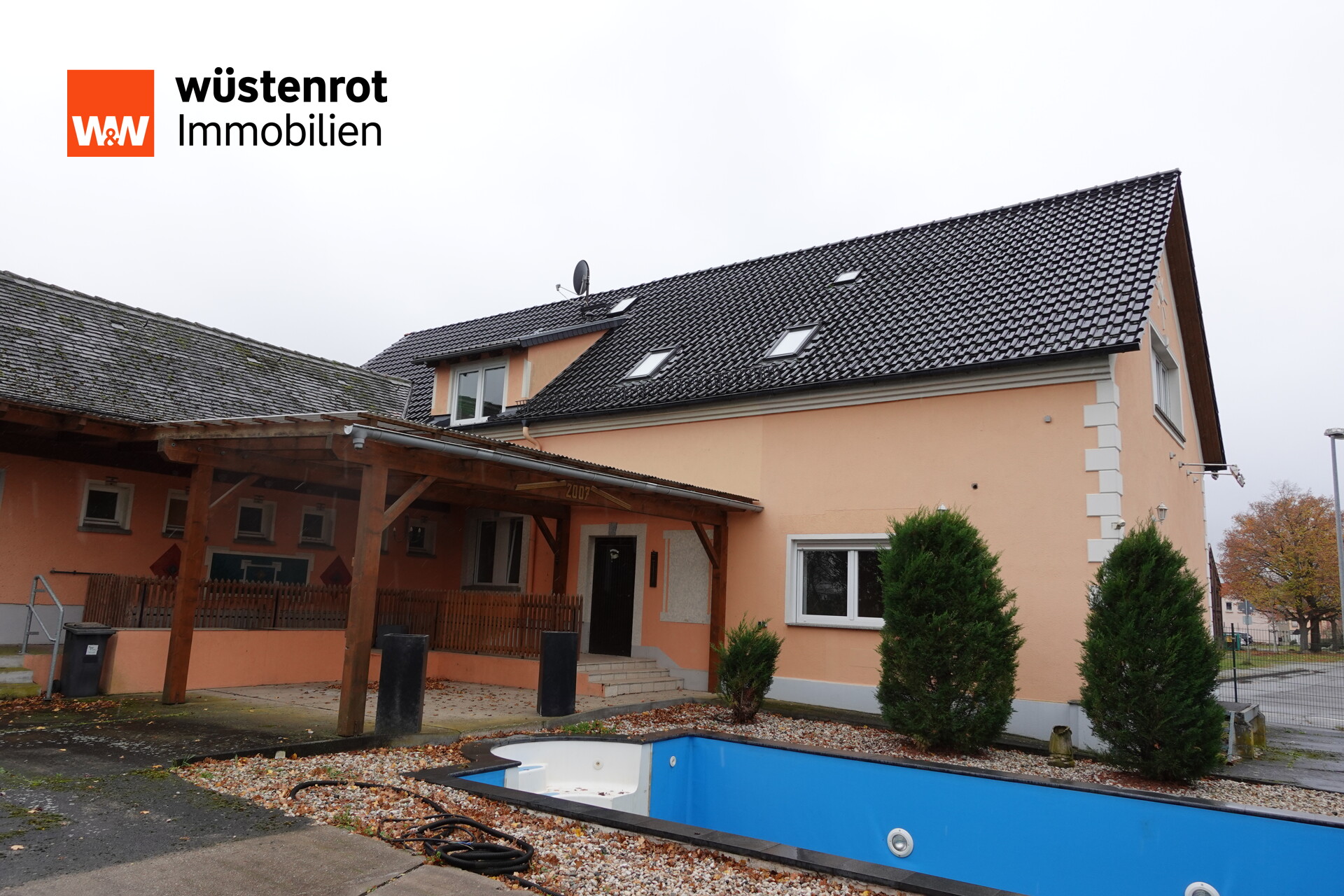 Ansicht Hauptgebäude mit überdachter Terrasse