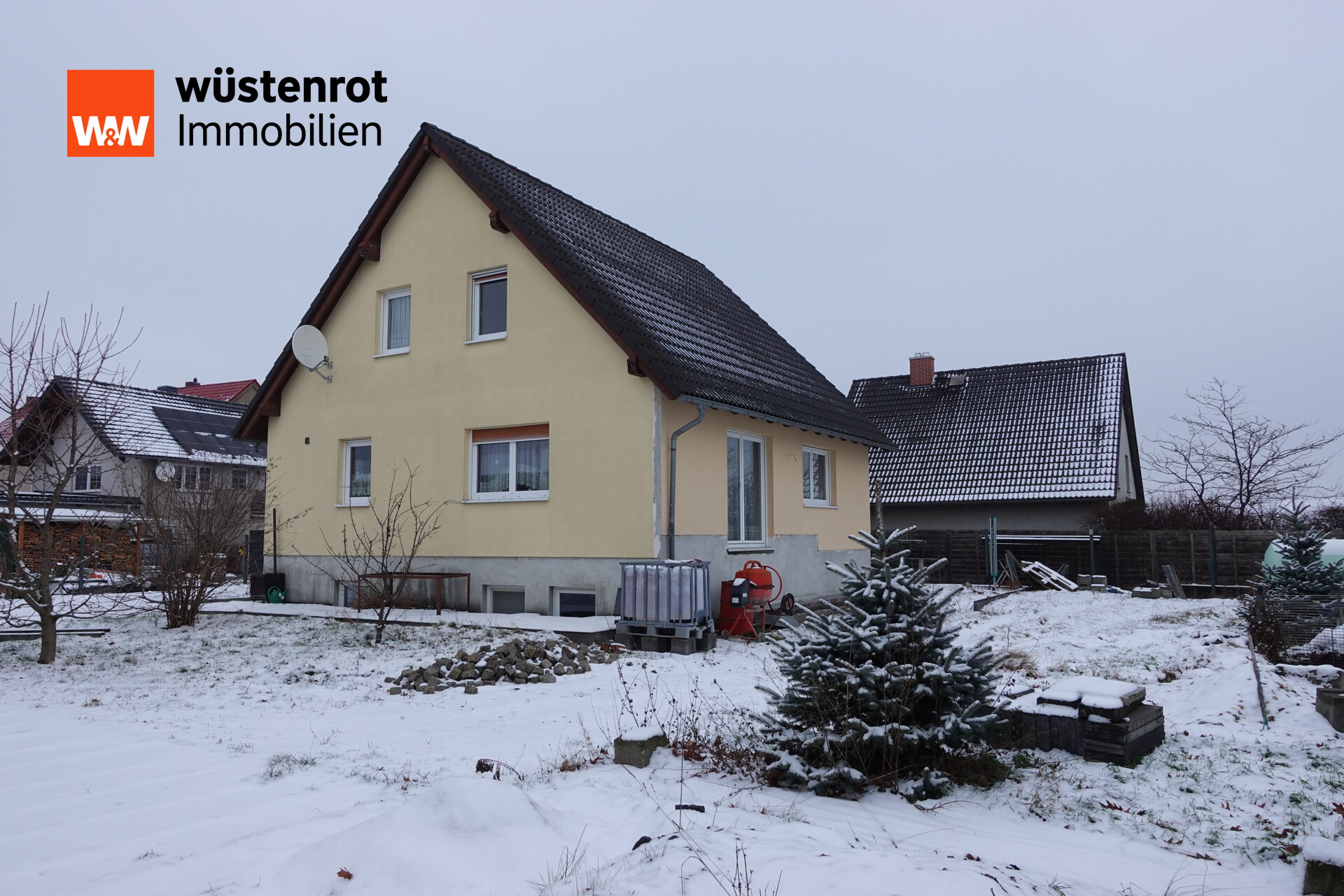 Hausansicht mit Garten