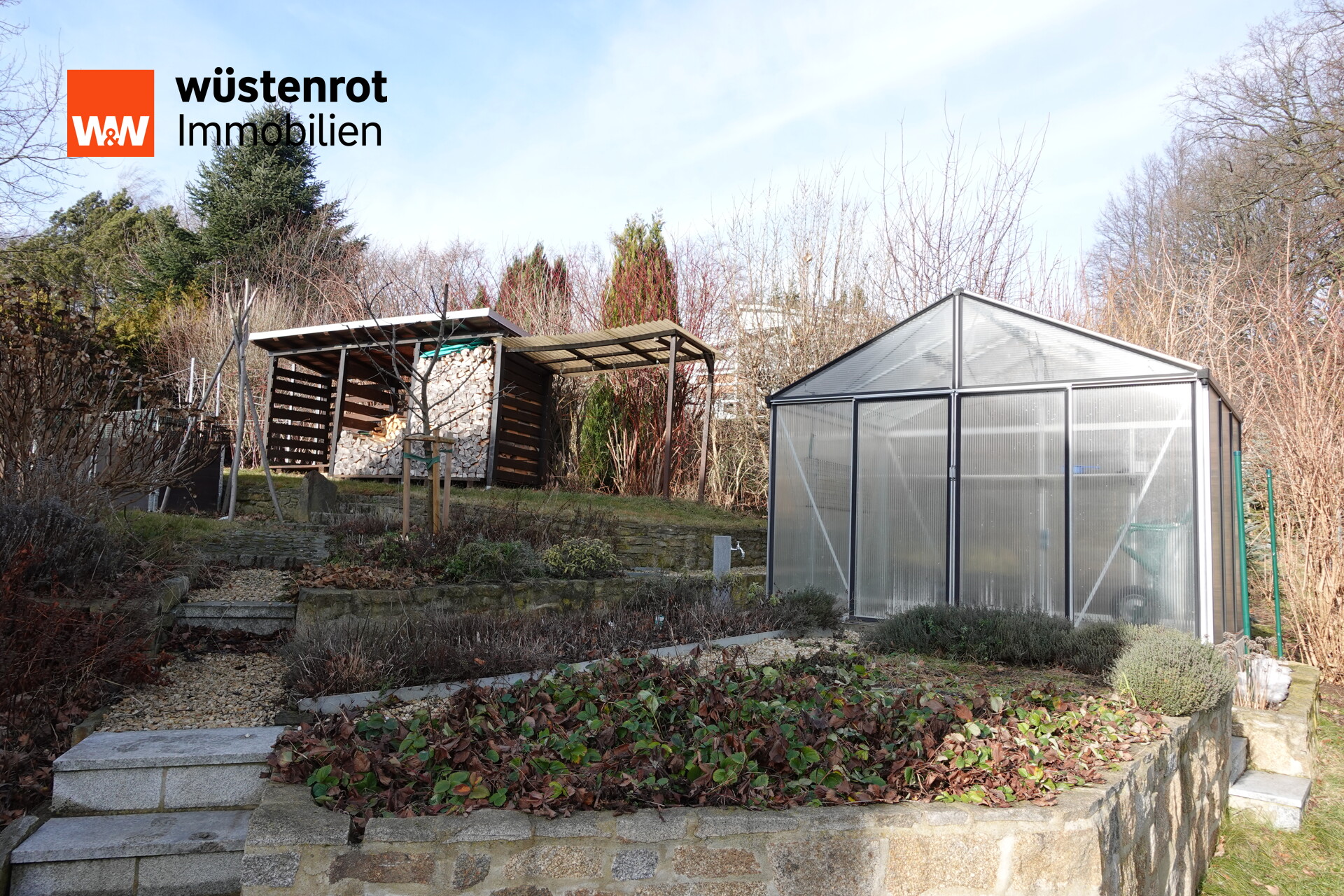 Gewächshaus und Beete