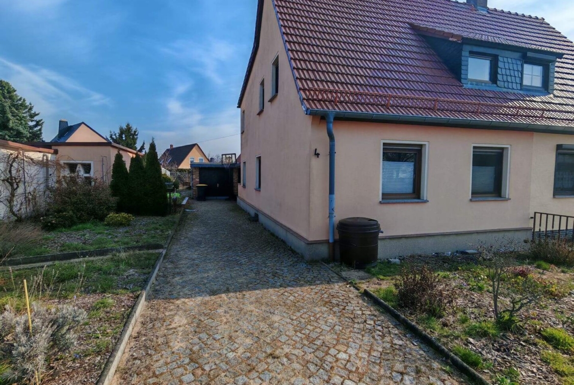 Ansicht Einfahrt und Haus