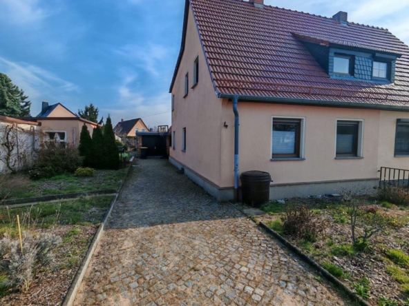 Ansicht Einfahrt und Haus