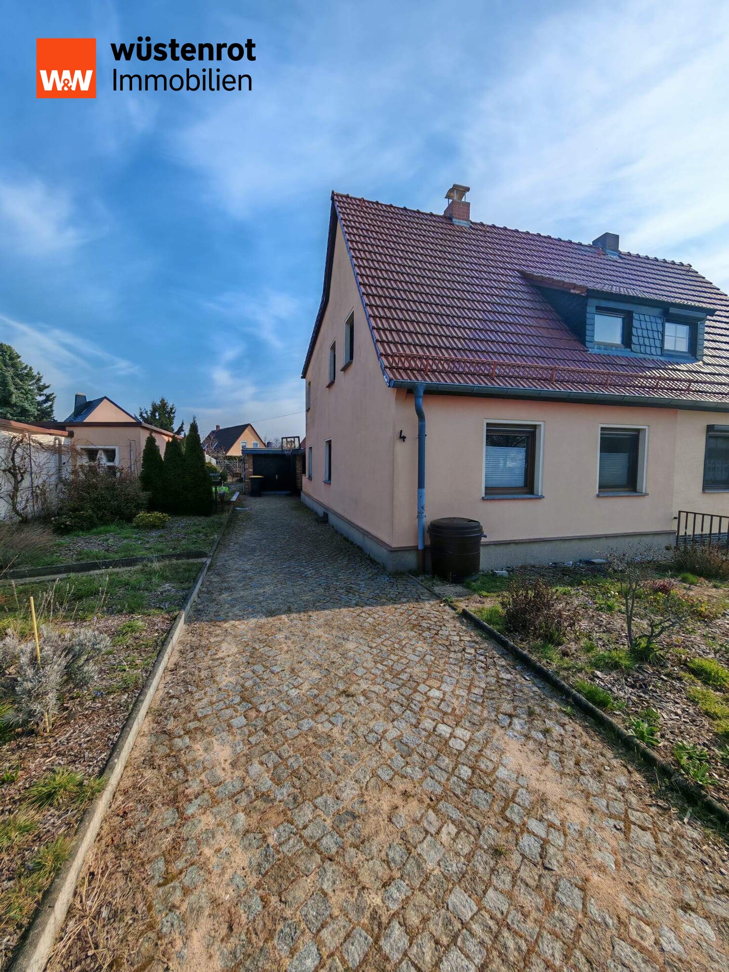 Ansicht Einfahrt und Haus