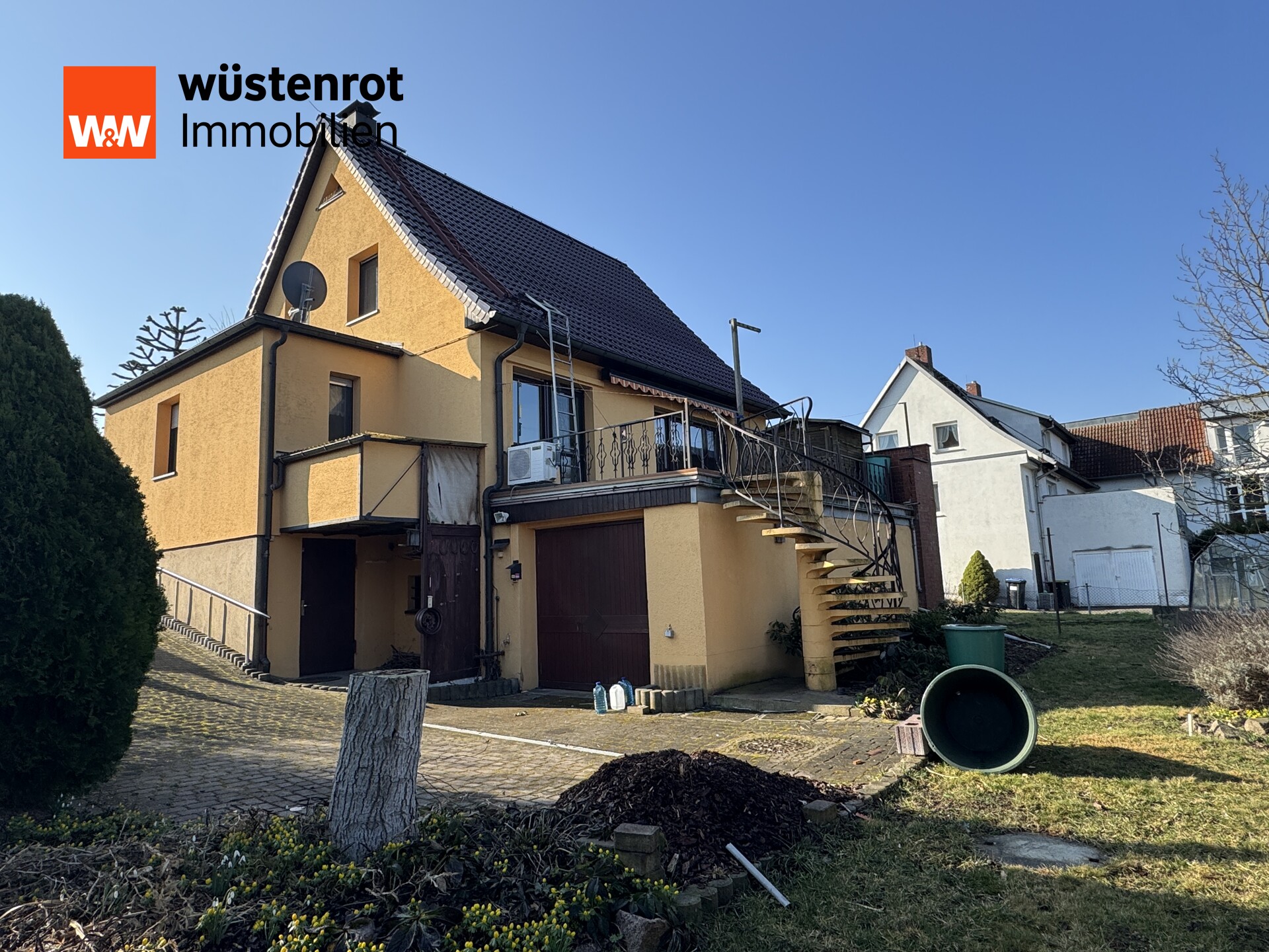 Blick vom Garten zum Wohnhaus