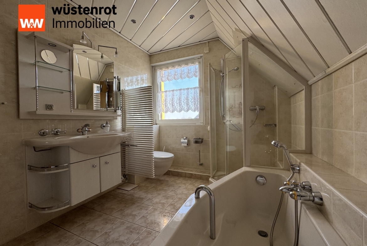 OG Bad mit Dusche und Wanne 2