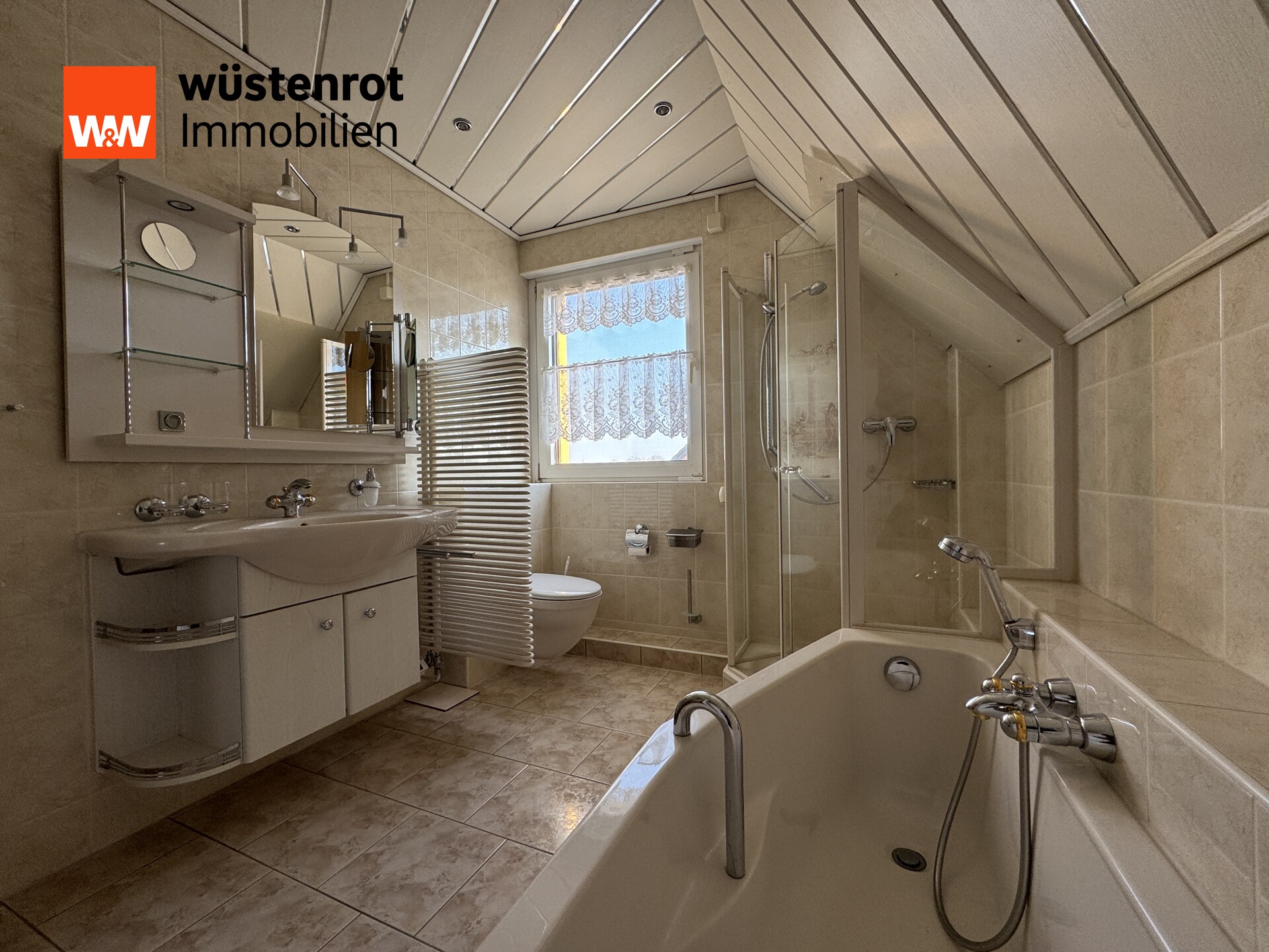 OG Bad mit Dusche und Wanne 2