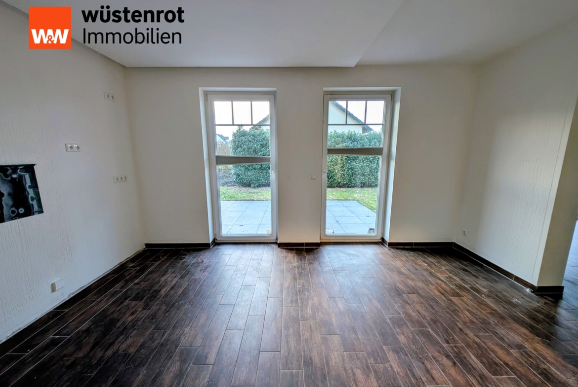 Großzügige Küche mit Zugang zur Terrasse