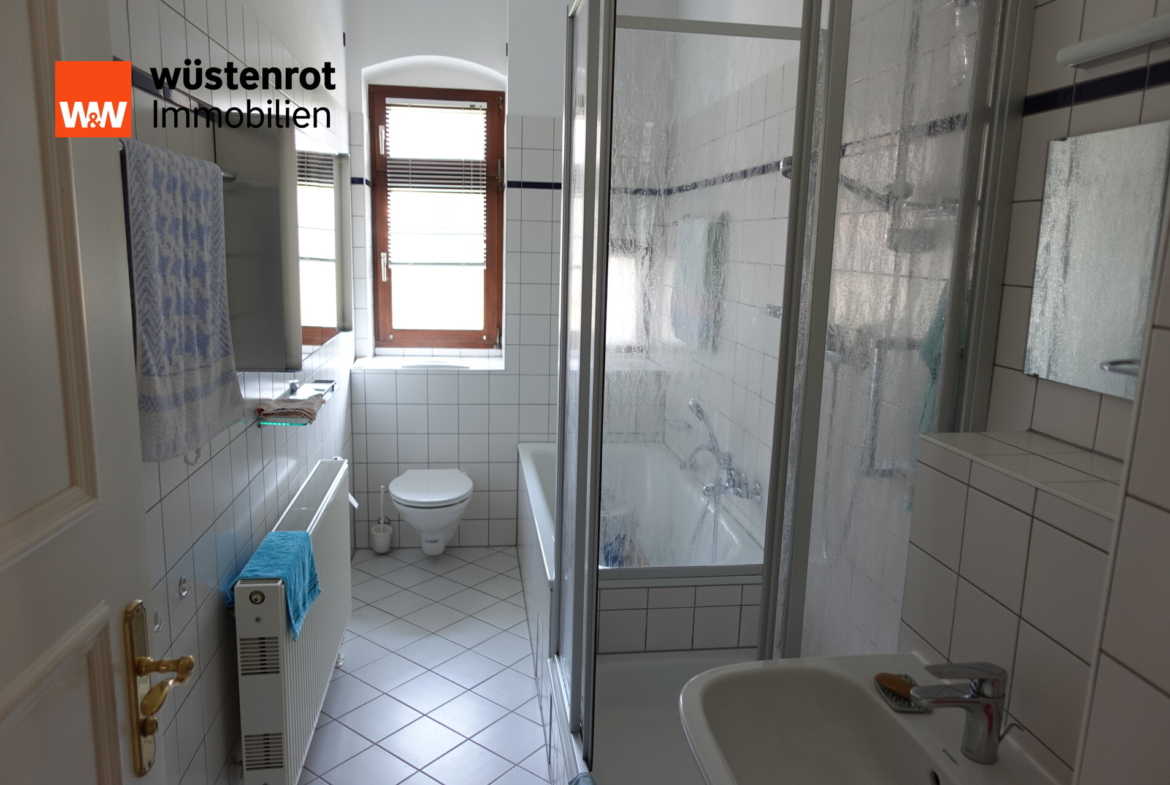 Bad mit Wanne und Dusche