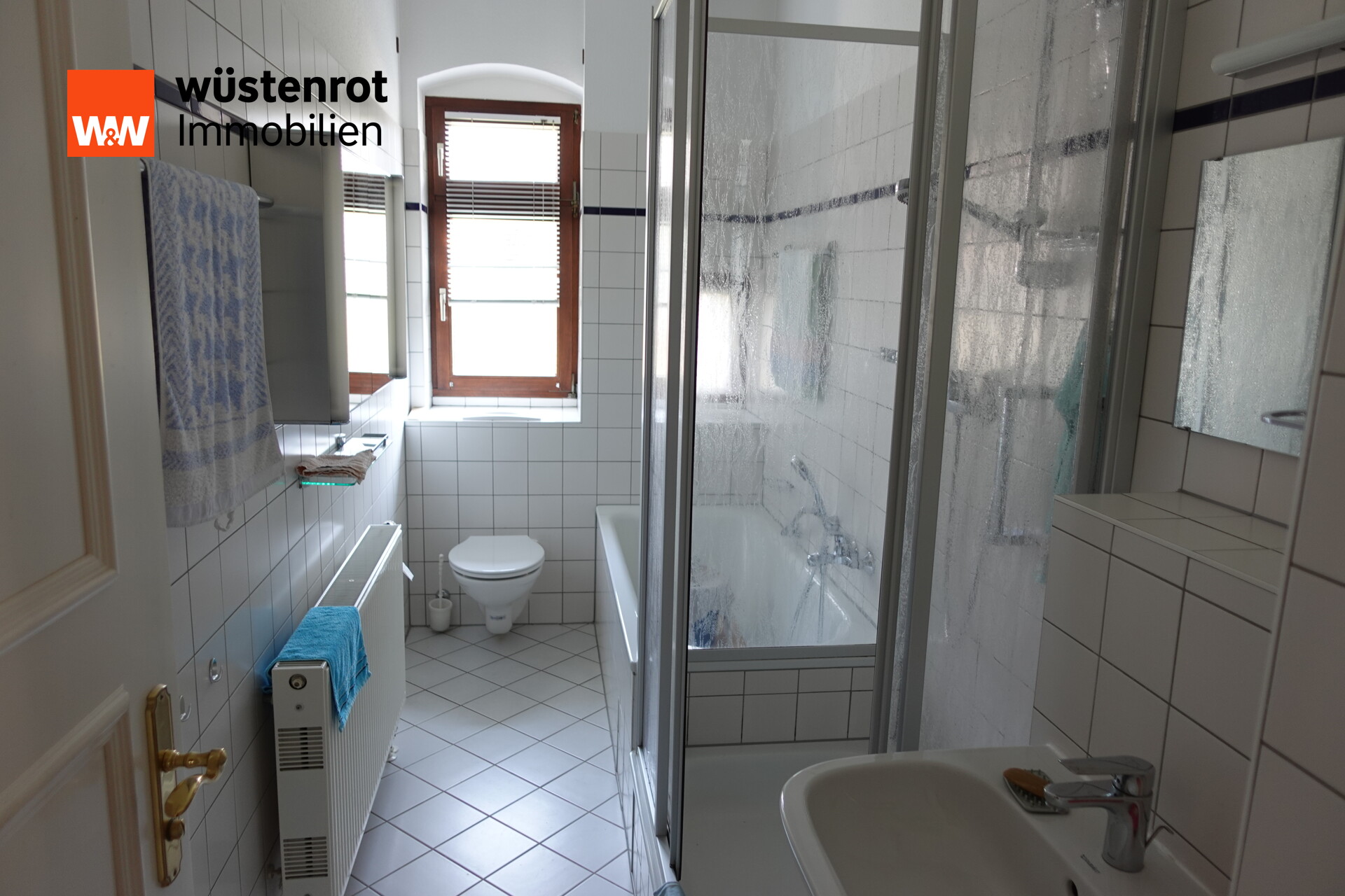 Bad mit Wanne und Dusche