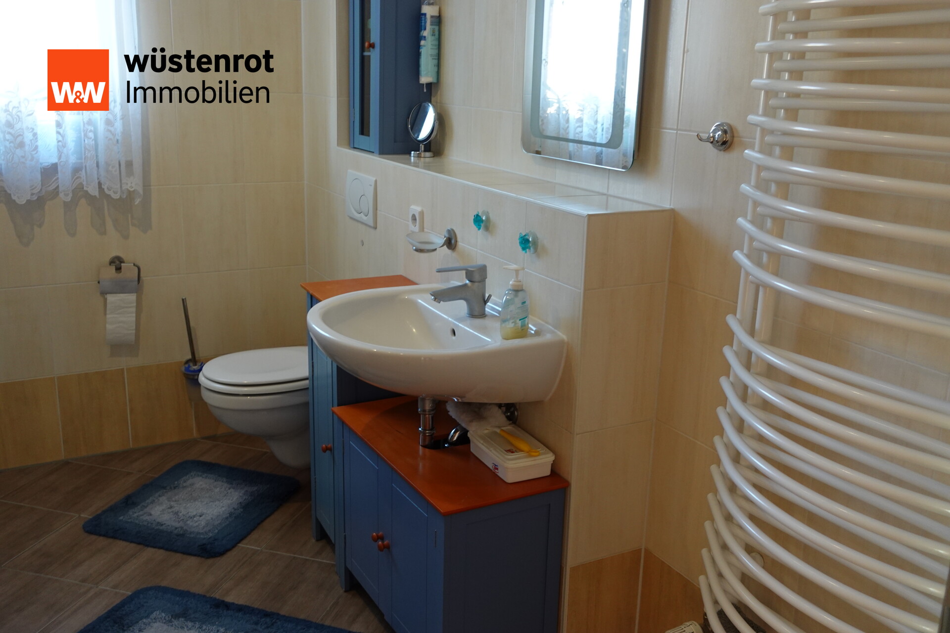 Hauptbad mit Dusche und Wanne