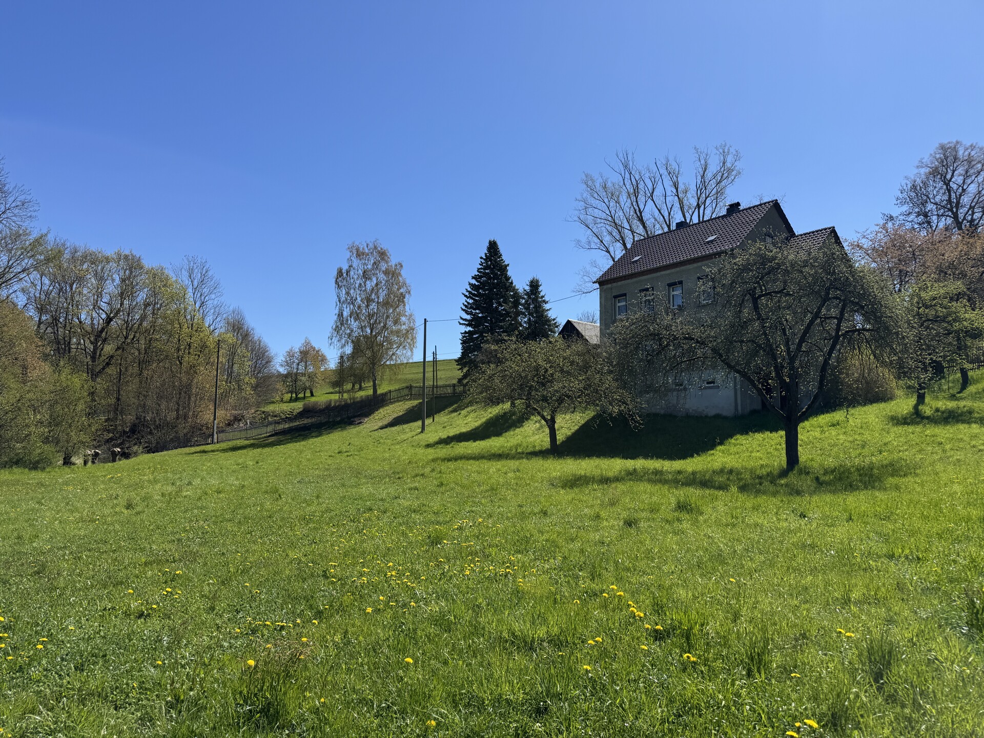 Blick von unterer Wiese auf Wohngebäude II