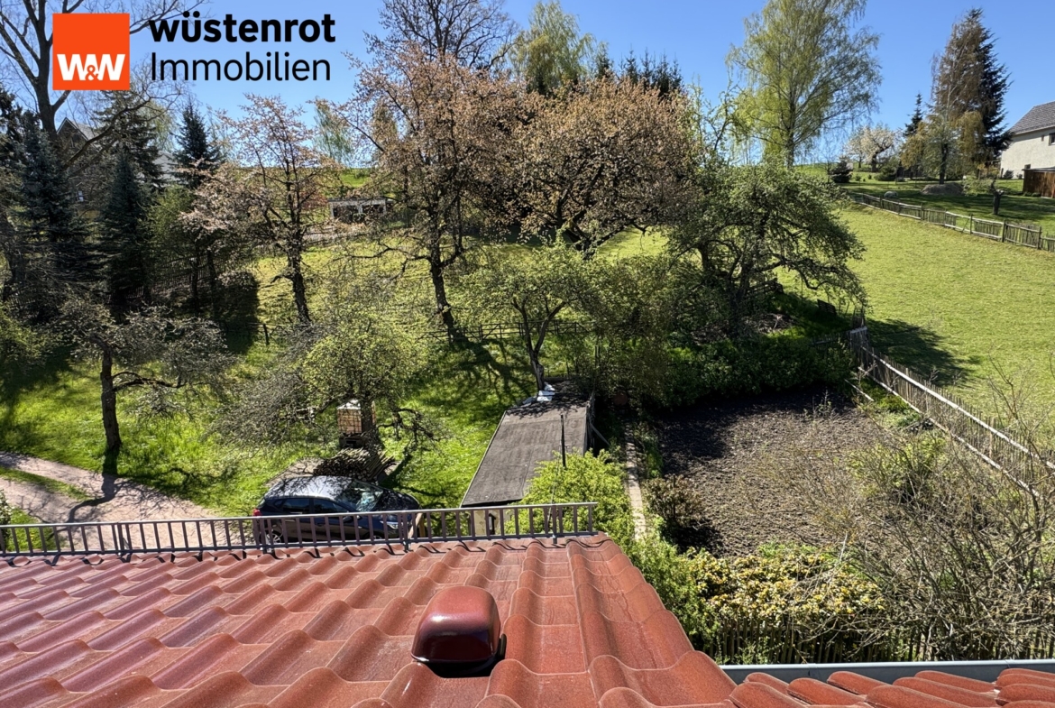 Blick auf das Dach und in den Garten