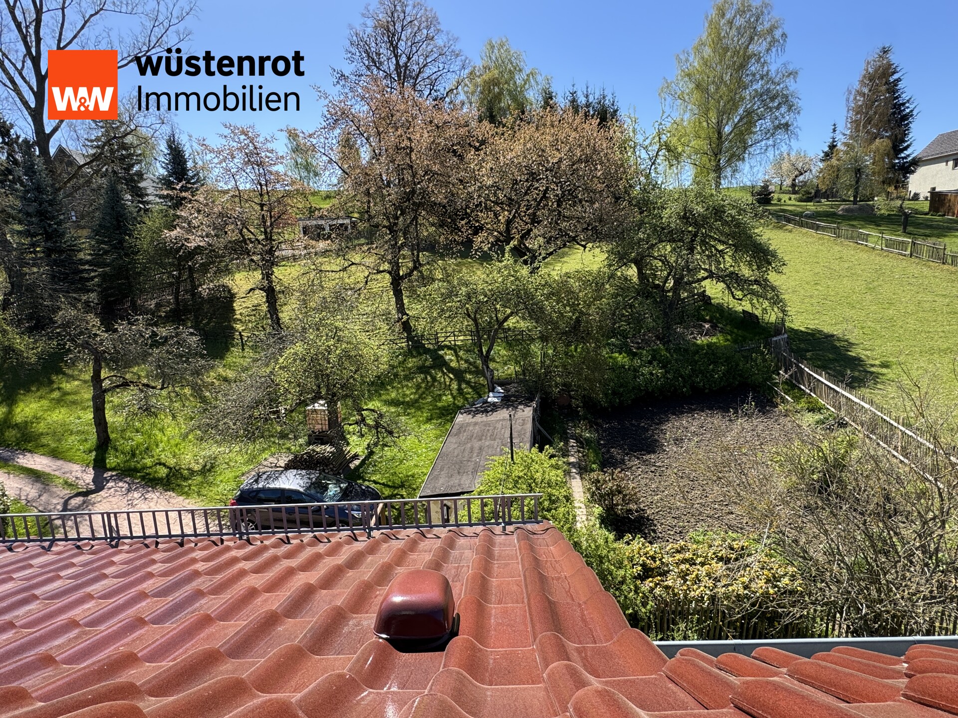Blick auf das Dach und in den Garten
