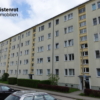 Hausansicht mit Stellplätzen