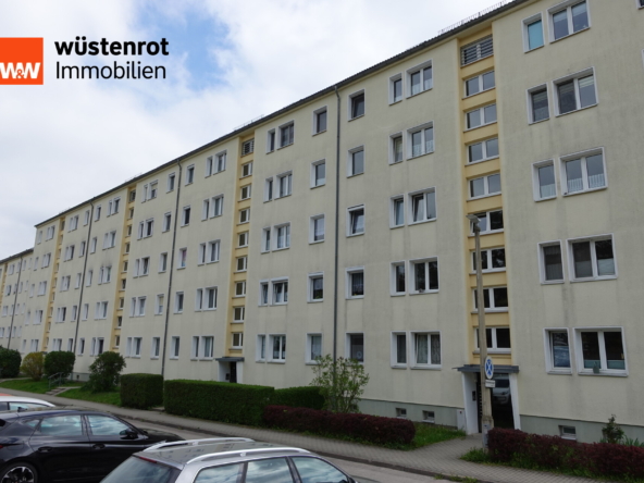 Hausansicht mit Stellplätzen