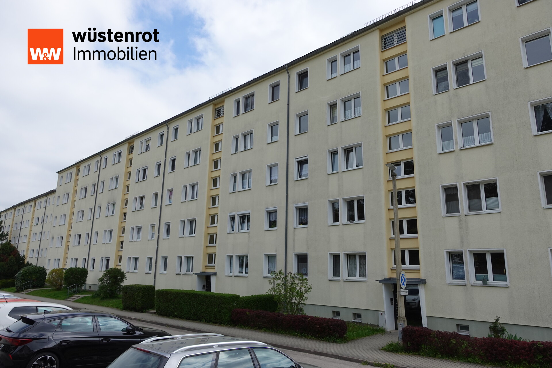 Hausansicht mit Stellplätzen