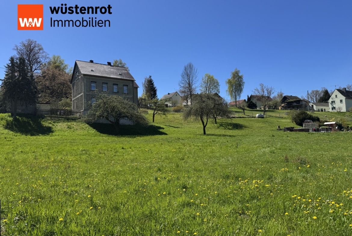 Blick von unterer Wiese auf Wohngebäude