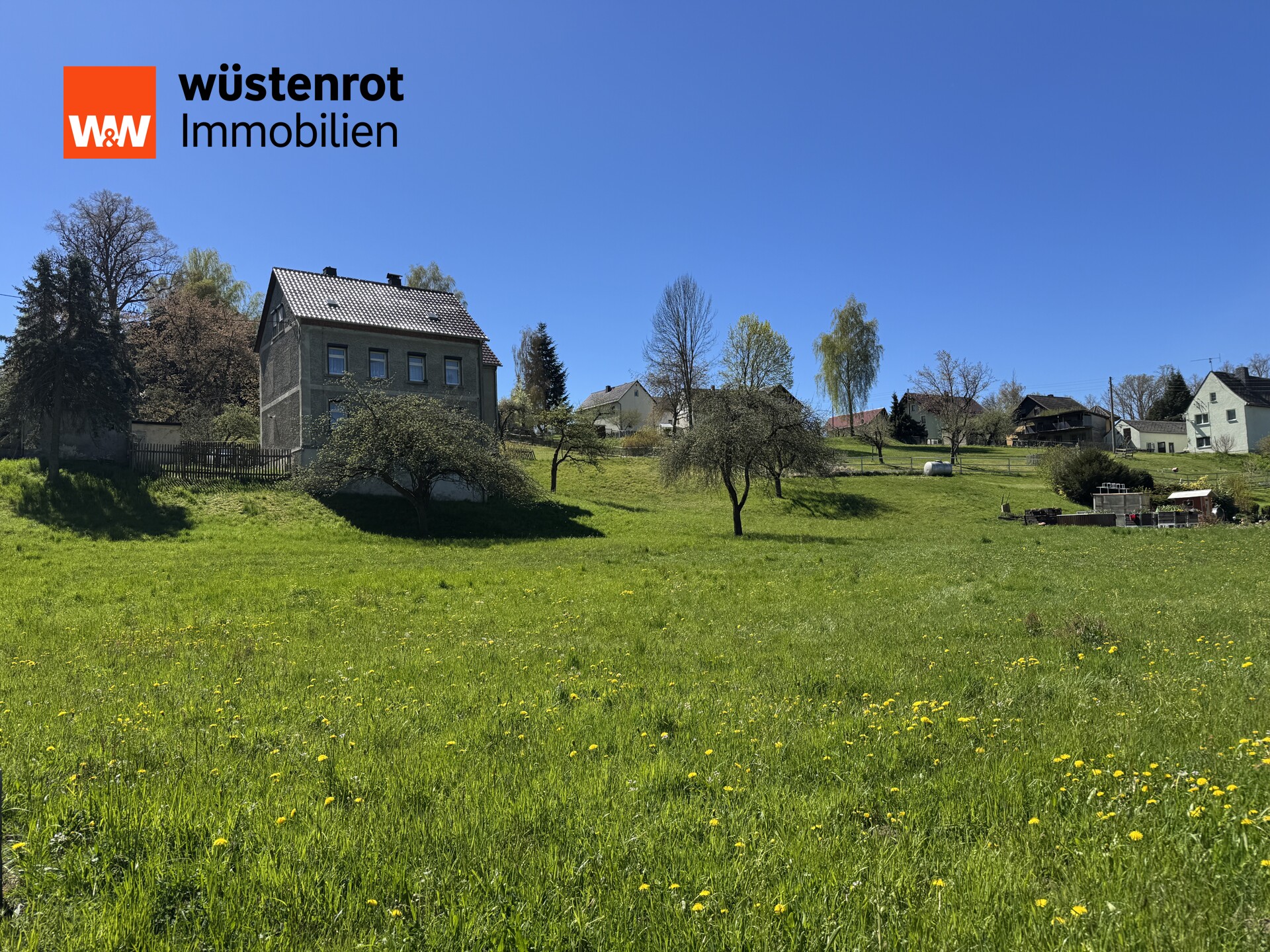 Blick von unterer Wiese auf Wohngebäude