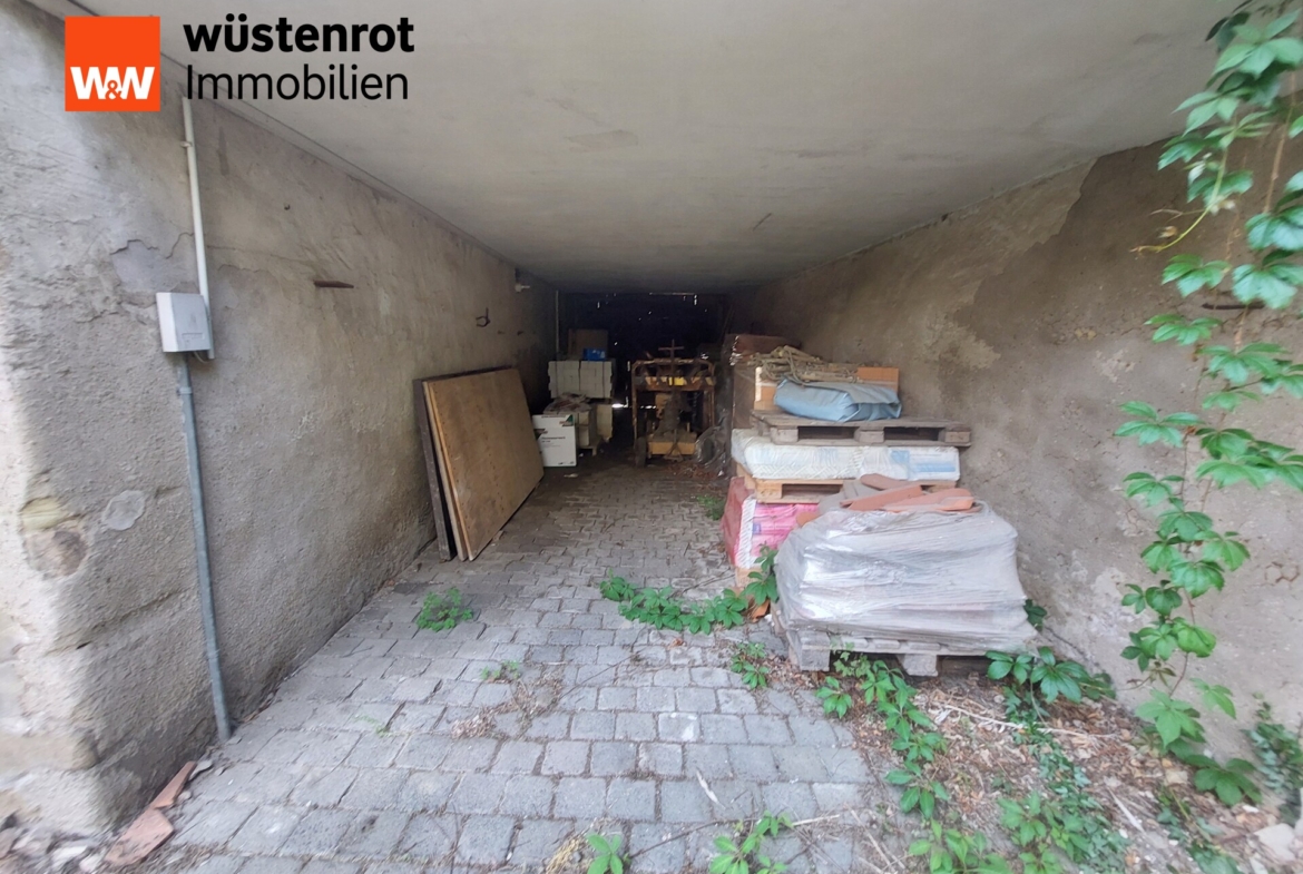 Nr. 30 Zufahrt in den Innenhof von der Straße