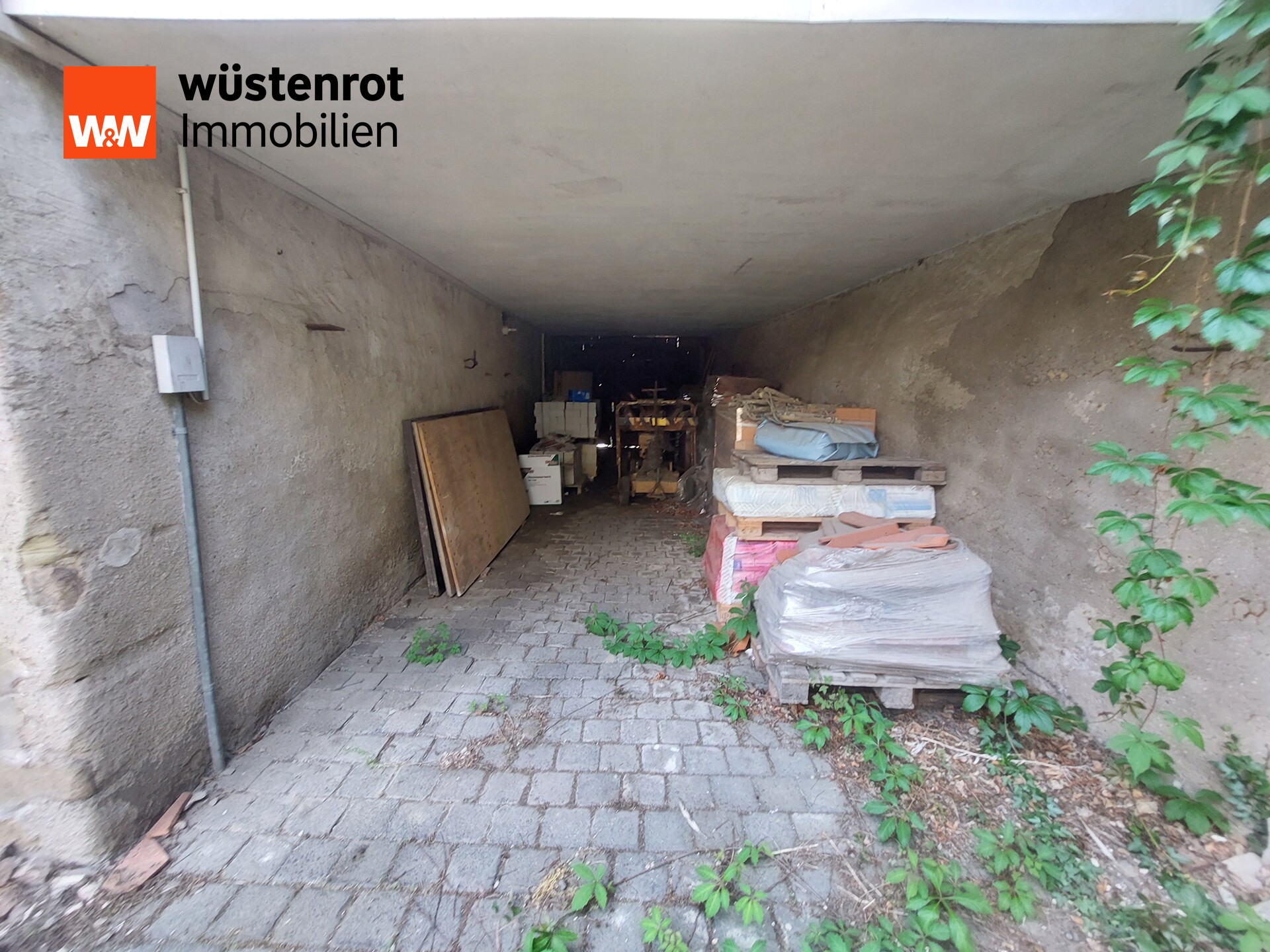 Nr. 30 Zufahrt in den Innenhof von der Straße Nr. 30 Zufahrt in den Innenhof von der Straße