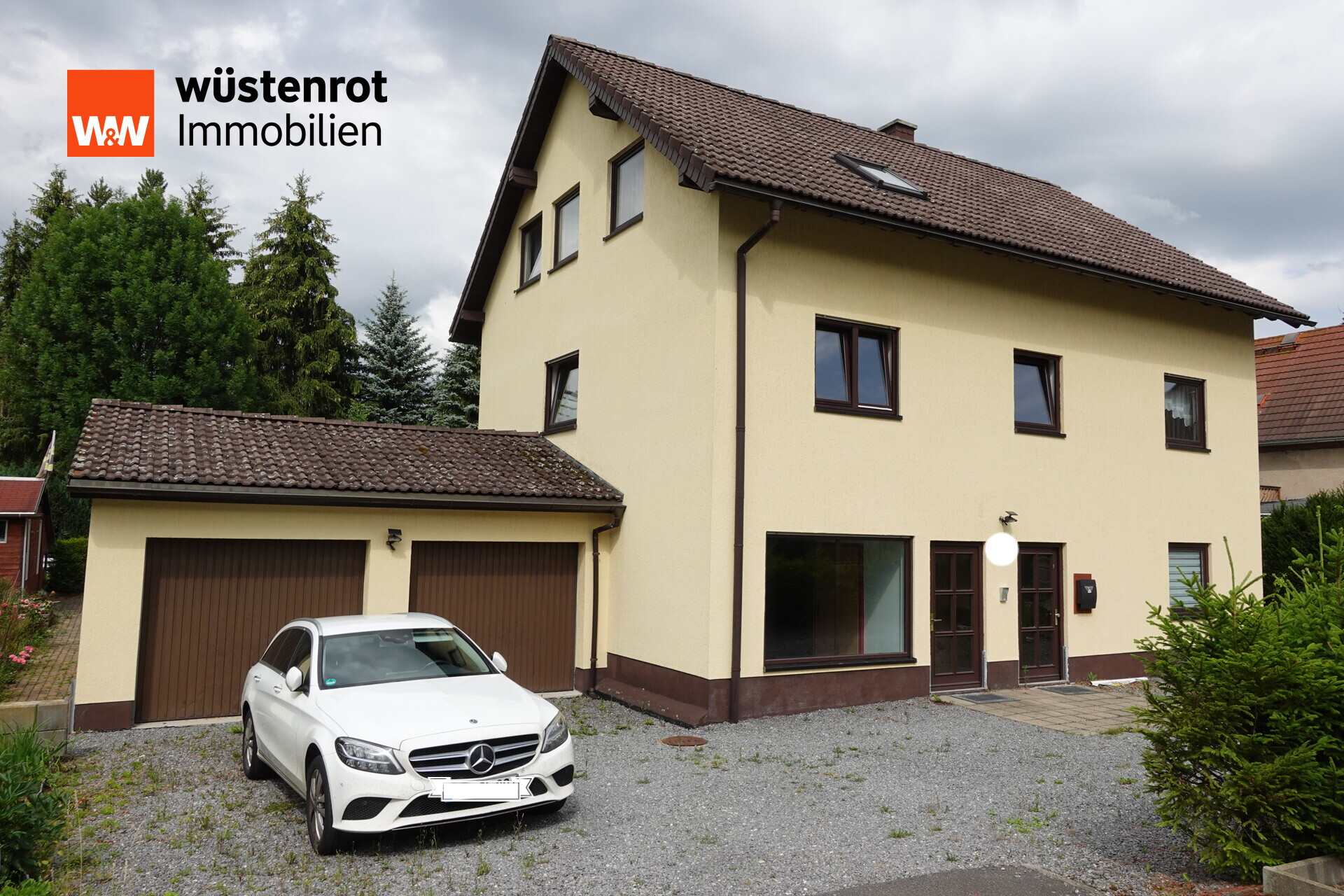 Hausansicht mit Doppelgarage