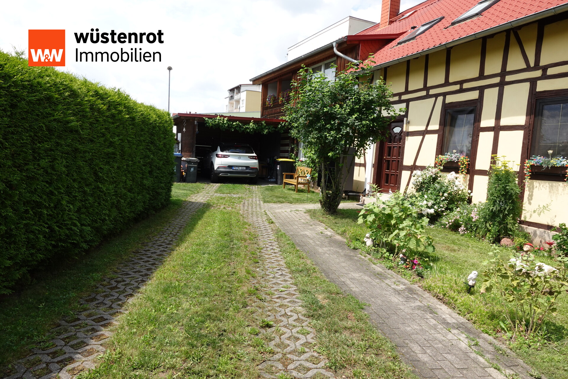 Einfahrt auf das Grundstück