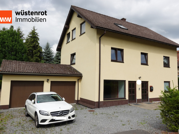 Hausansicht mit Doppelgarage