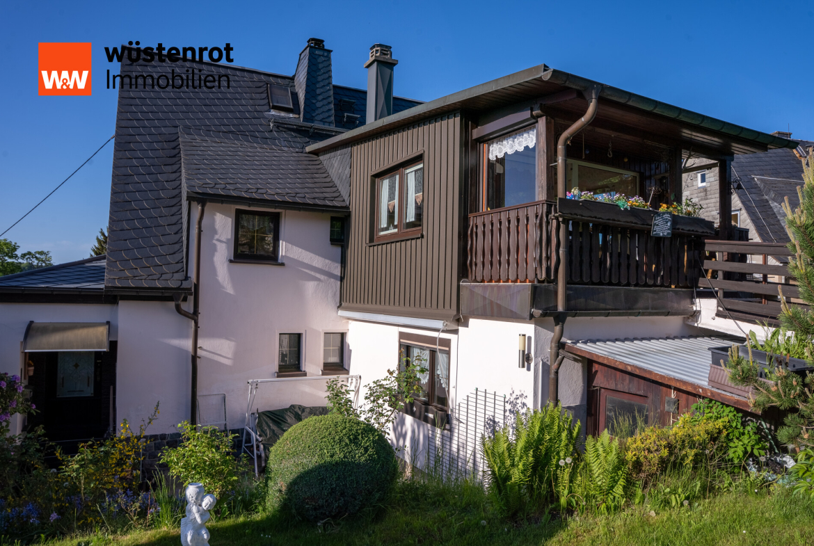 Hausansicht mit Wintergarten