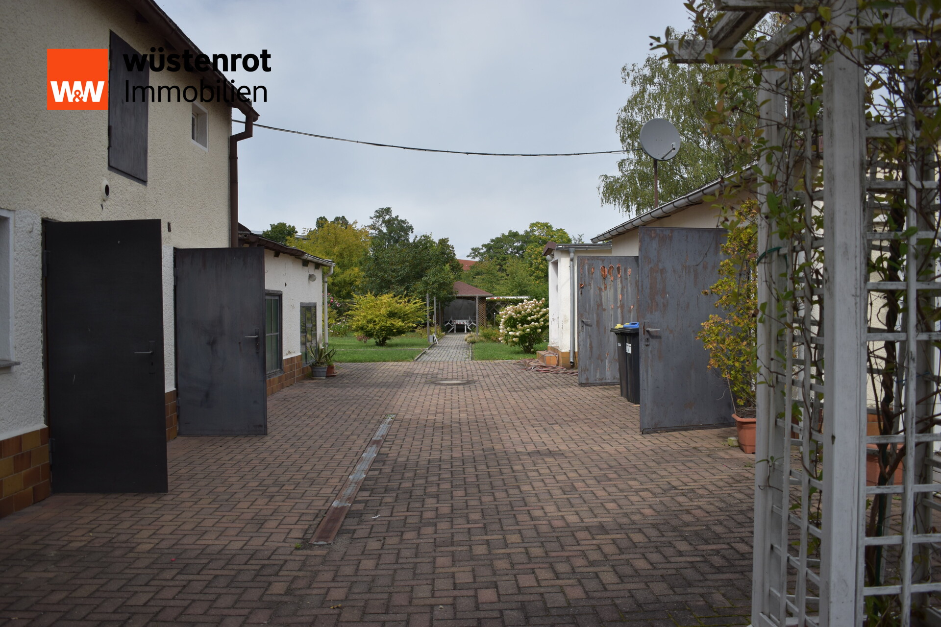 Übersicht Einfahrt und Garten Übersicht Einfahrt und Garten