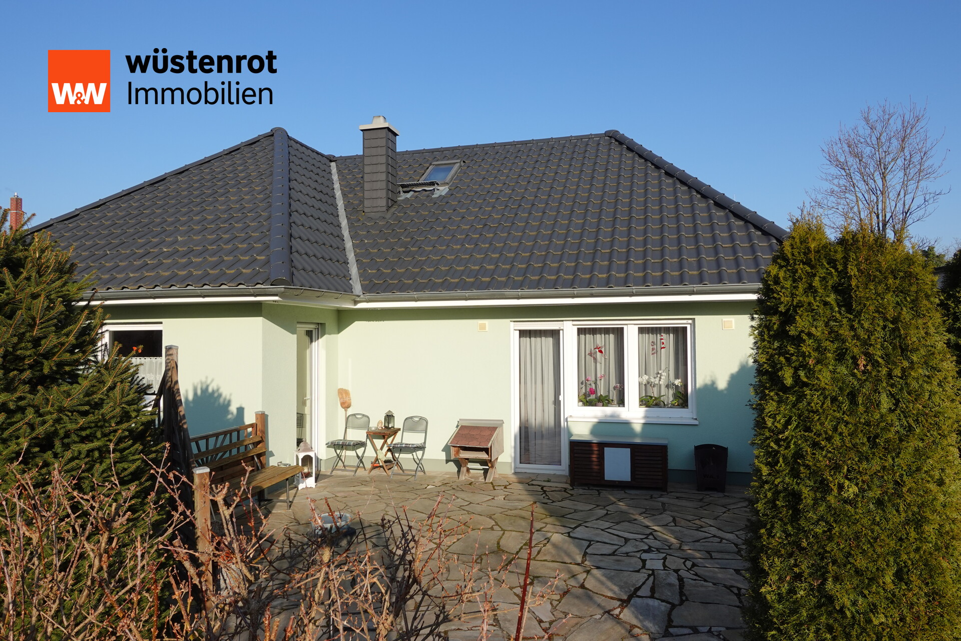 Hausansicht mit Terrasse Hausansicht mit Terrasse
