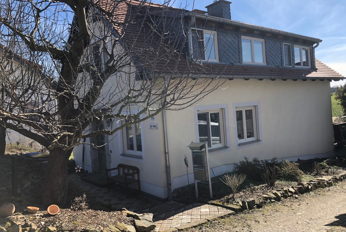 Traumhaftes Einfamilienhaus mit Süd-Balkon und Südterrasse in toller Aussichtslage