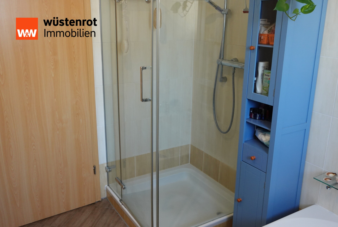 Hauptbad mit Dusche und Wanne